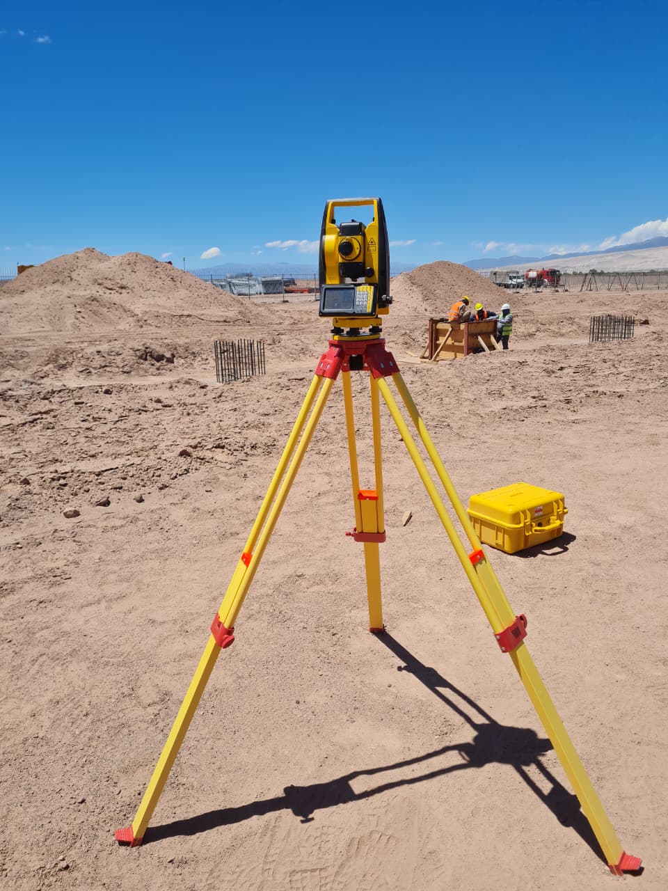 Trabajo de agrimensura y topografía en campo